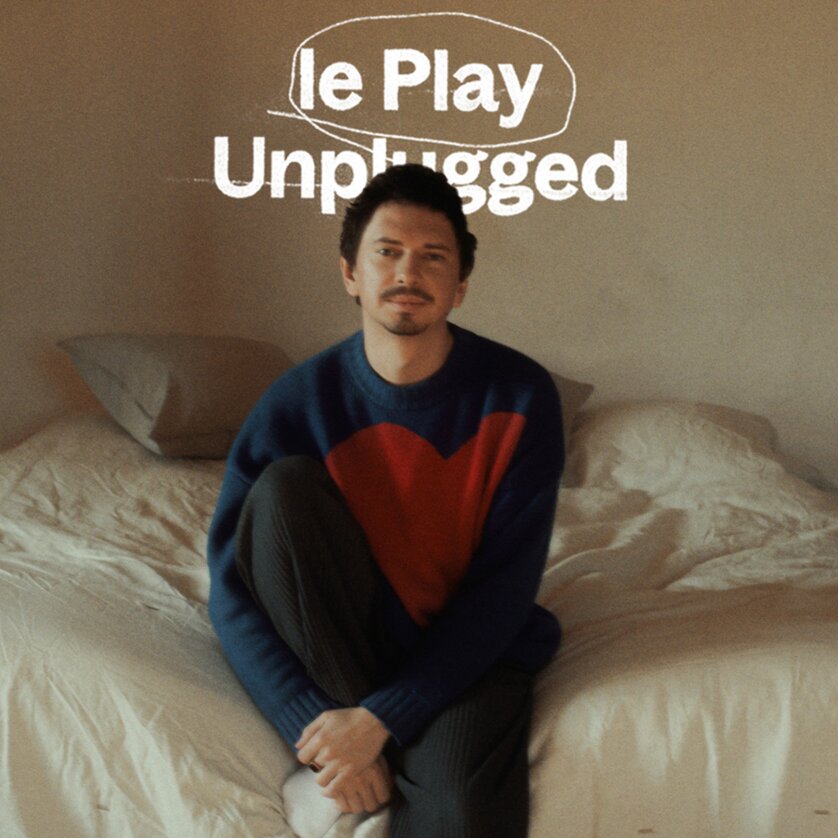 Julian Le Play | © Florian Moshammer Bild Julian Le Play auf Bett sitzend Schriftzug le Play unplugged | © Florian Moshammer