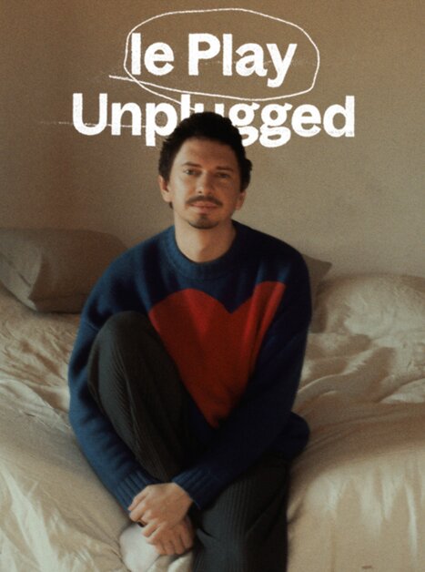 Bild Julian Le Play auf Bett sitzend Schriftzug le Play unplugged | © Florian Moshammer