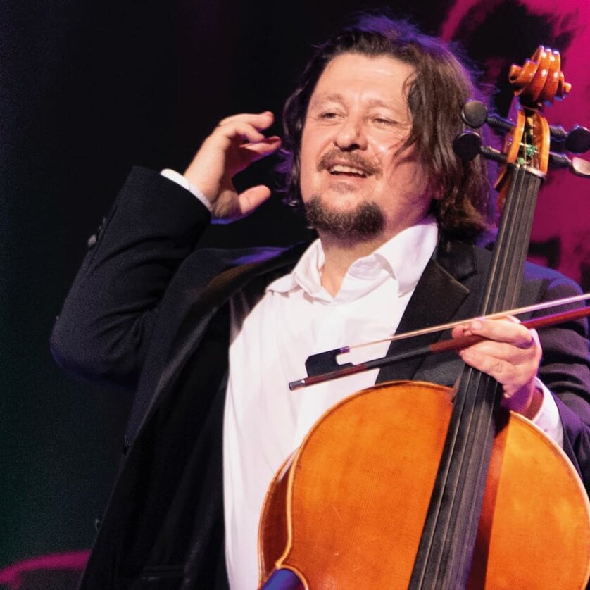 Friedrich Kleinhapl | © Christan Jungwirth Un violoncellista in un abito nero sorride mentre tiene il suo violoncello. | © Christan Jungwirth