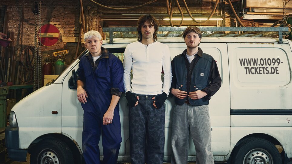 Drei junge Männer posieren entspannt vor einem Lieferwagen. | © Mike Kipper