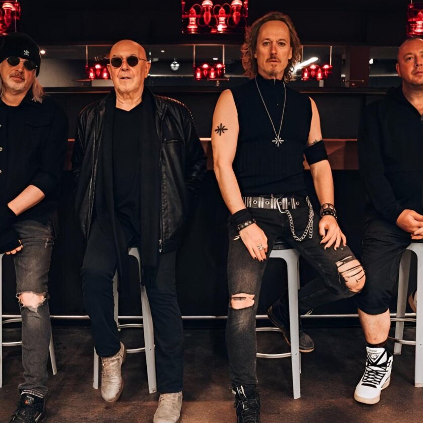 Eine Rockband in moderner Kleidung posiert zusammen für ein Foto. | © Lewis Milne