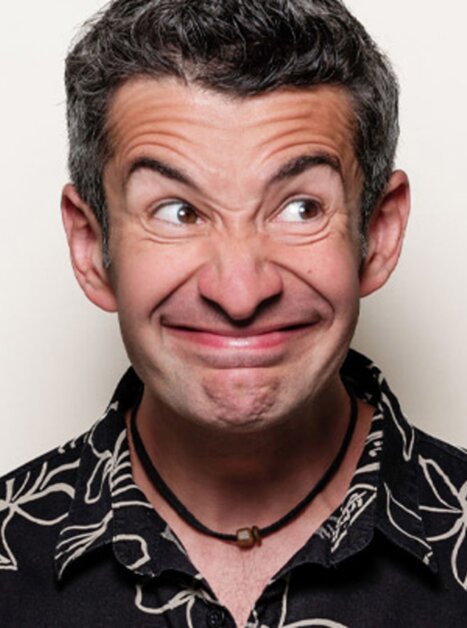 Ein Mann mit einem schelmischen Gesichtsausdruck und einem Blumenhemd. | © Stefan Gergely