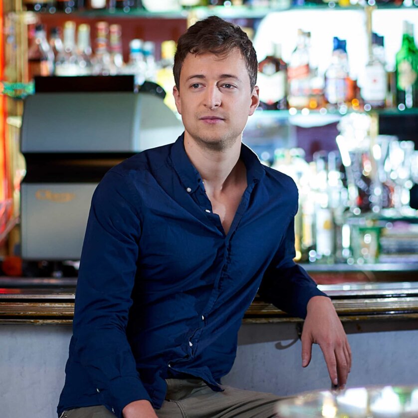 Fritz Jergitsch | © Markus Wache Bild Fritz Jergitsch an eine Bar gelehnt | © Markus Wache