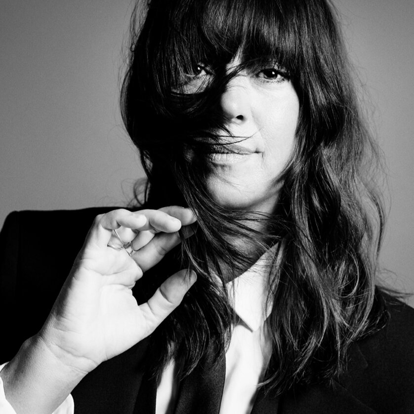 Cat Power | © Cat Power Cat Power Portrat in a suit, hair partly covering face, in black and white | © Cat Power