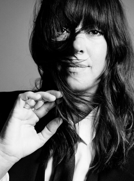 Cat Power Portrat in a suit, hair partly covering face, in black and white | © Cat Power