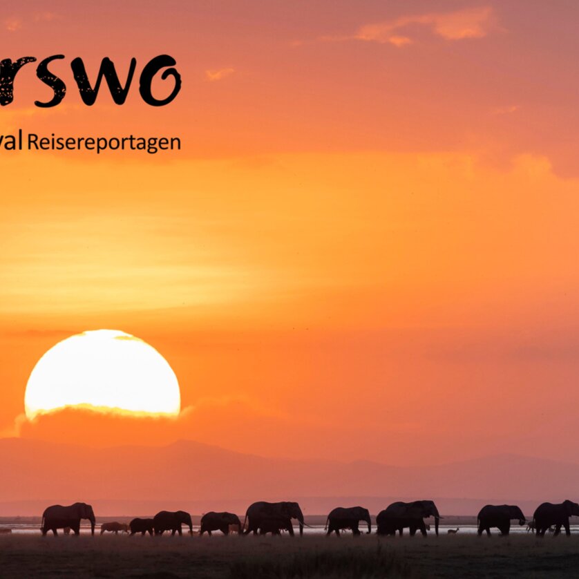 Anderswo Tag November | © Reiner Harscher Silhouette einer Elefantenherde vor einem bunten Sonnenuntergang. | © Reiner Harscher