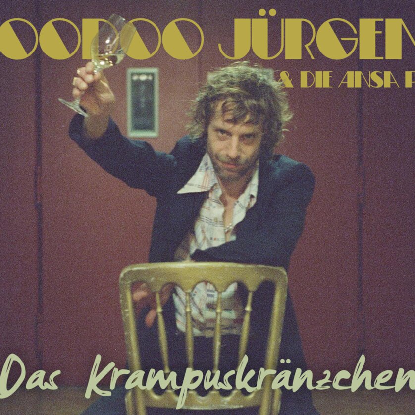 Voodoo Jürgens - Das Krampuskränzchen | © Florian Lehner Voodoo Jürgens mit Glas in der Hand, sitzt auf einem Stuhl. | © Florian Lehner