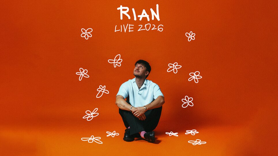 Künstler Rian sitzt vor orangenem Hintergrund, umgeben von gezeichneten Blumen. | © Mario Wallner