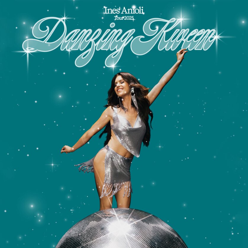 Inês Anoli in schimmerndem Outfit auf einer Discokugel. | © Ines Anioli