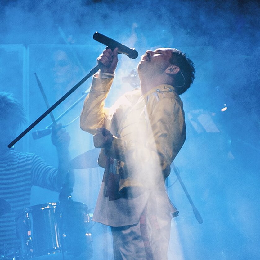 Ein Sänger in einer dramatischen Pose mit Mikrofon, umgeben von Nebel. | © Dunja Dopsaj