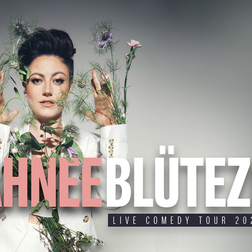 Plakat zur Comedy Tour von Tahnee, sie posiert mit Blumen. | © Andra