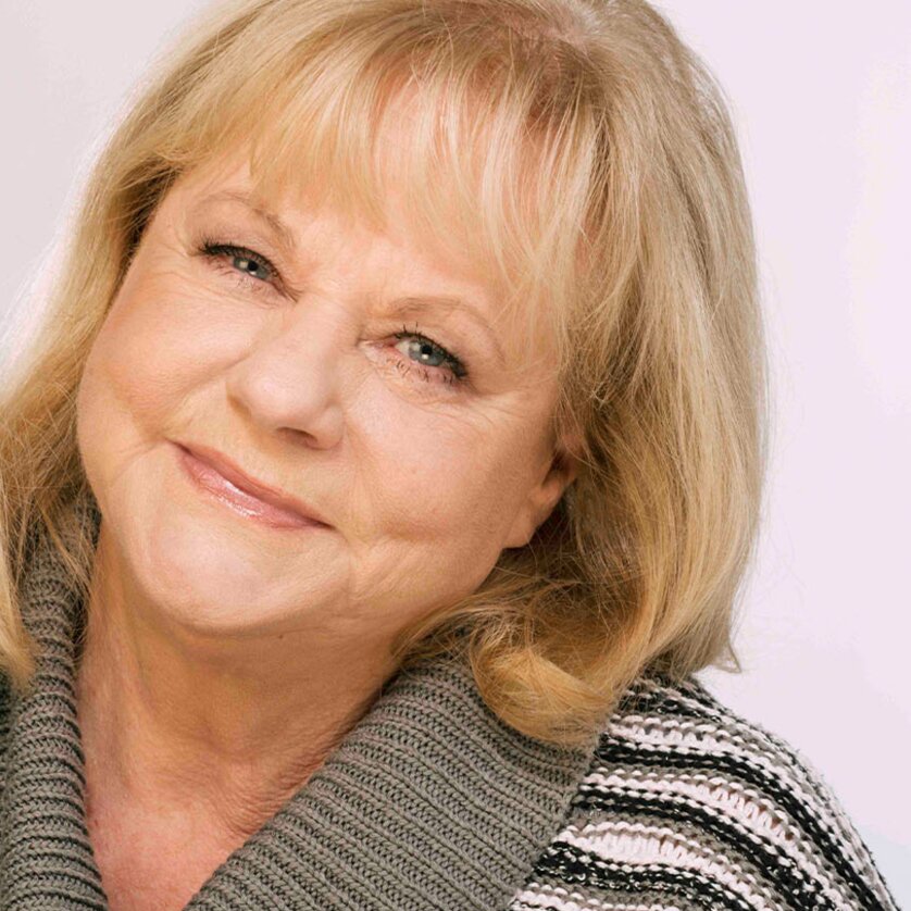 Freundliche ältere Dame mit blonden Haaren und grauem Pullover | © Lukas Beck