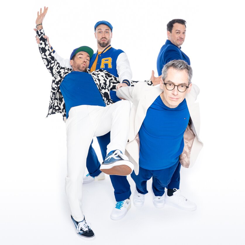 Vier Männer posieren in blauer Kleidung für ein Foto. | © SvenSindt