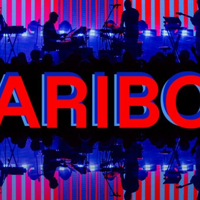 Ein Bild von Caribou auf der Bühne mit bunten Lichtern. | © Elevate