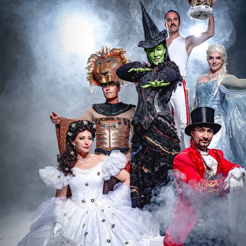 Eine Gruppe von Märchenfiguren in kreativen Kostümen, umgeben von Nebel. | © Pura vida Theater und Musical GmbH