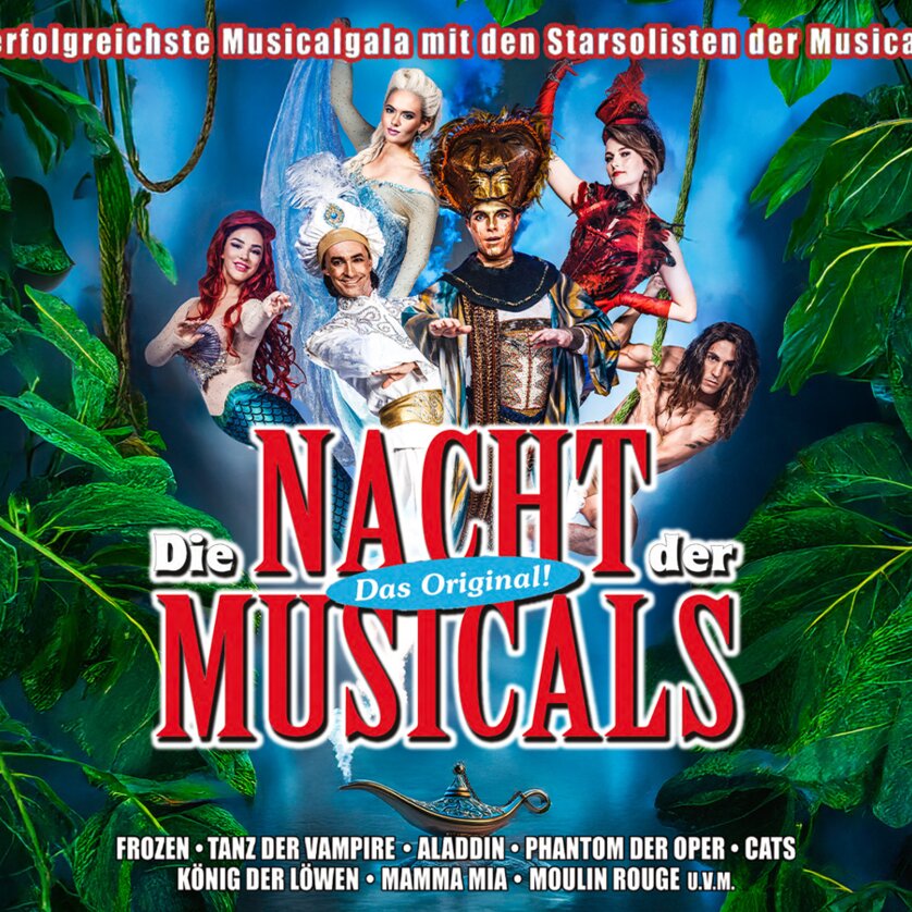 Eine Gruppe von Märchenfiguren in kreativen Kostümen, umgeben von Nebel. | © Pura vida Theater und Musical GmbH