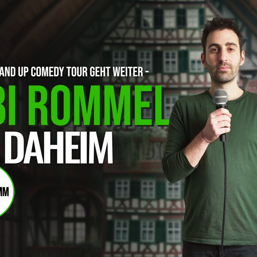 Fabi Rommel auf einer Stand-up Comedy Bühne mit Mikrofon. | © Fabi Rommel