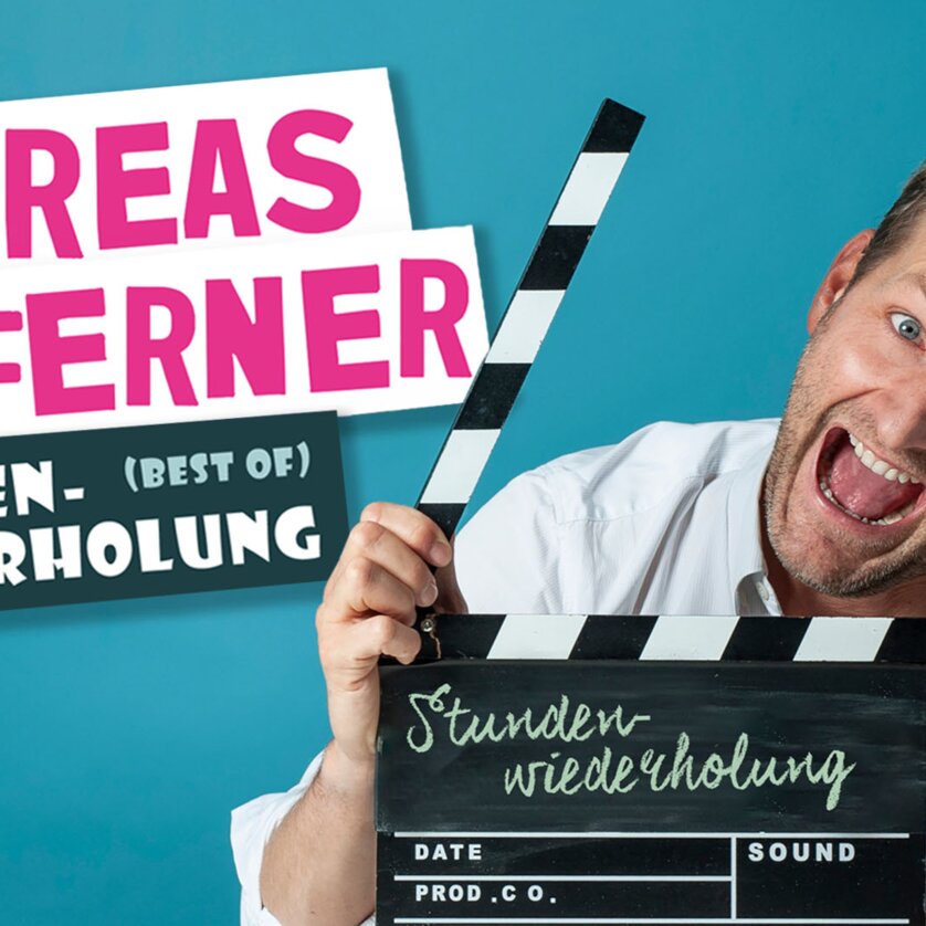 Andreas Ferner hält eine Klappe für die Show Stunden-Wiederholung in die Kamera. | © Max Lottmann