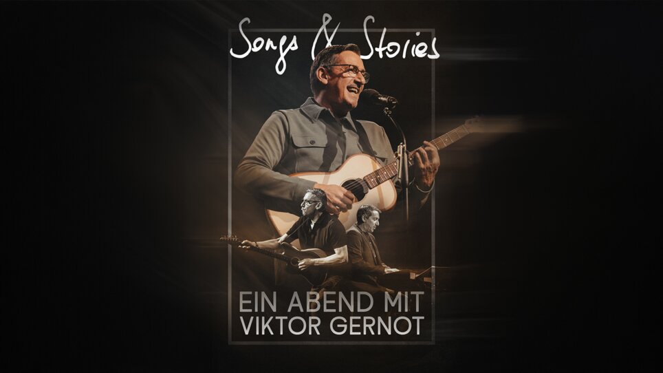 Ein Abend mit Viktor Gernot, der mit Gitarre auf der Bühne spielt. | © Pascal Reisinger
