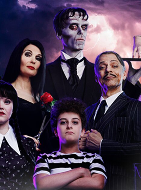 Die Addams Familie in einem unheimlichen Setting mit Charakteren wie Morticia und Gomez. | © The Addams Family - Das Musical