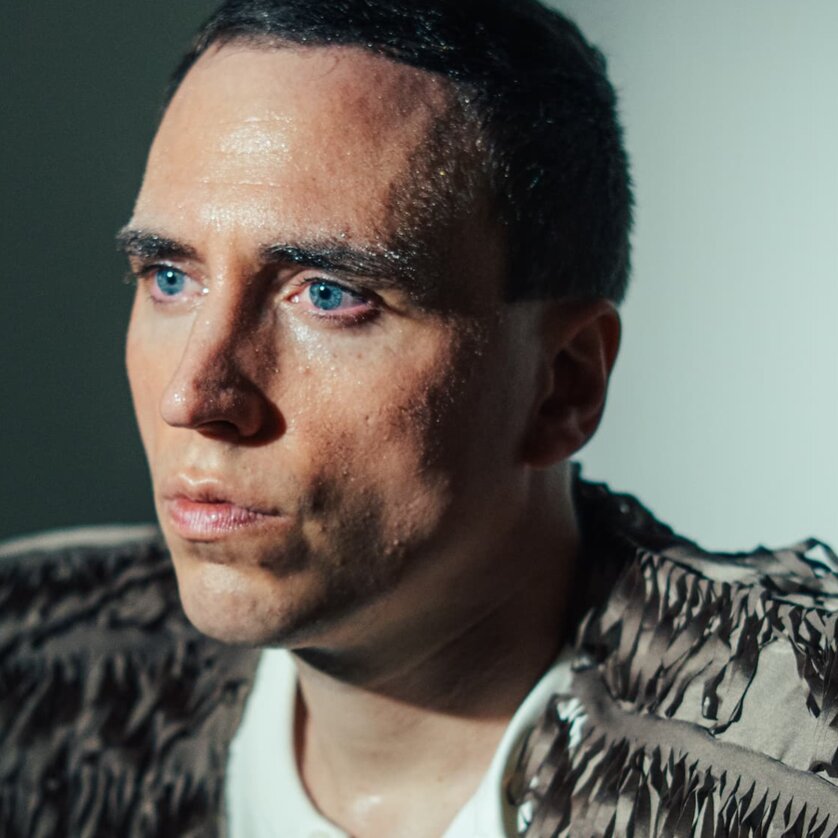 A man with blue eyes and fashionable outfit in close-up. | © Karine Bravo