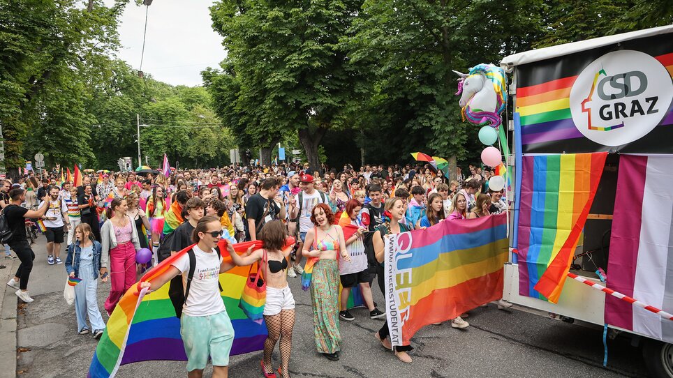 CSD Graz with colorful flags and a parade in the city. | © Sebastian Neugebauer