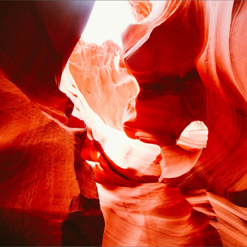 Rote Sandsteinschluchten Faszinierende Formationen von roten Sandsteinen in einer Schlucht, mit Lichtspiel von oben.