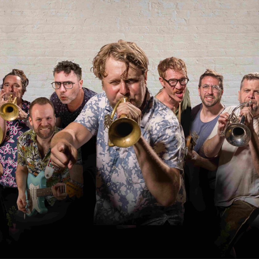 LaBrassBanda | © David Königsmann Eine Gruppe von Musikern mit Trompeten und einer Gitarre posiert energetisch für das Foto. | © David Königsmann