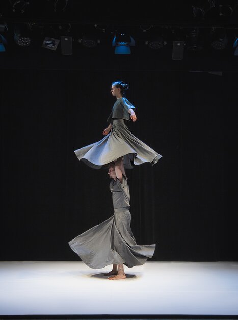 Zwei Tänzerinnen in fließenden Kleidern auf einer Bühne in Bewegung. | © IvanYaher