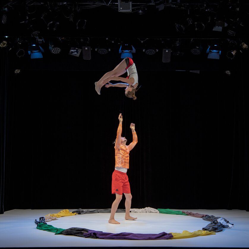 Zwei Akrobaten führen eine beeindruckende Hebefiguren-Performance auf einer Bühne vor. | © IvanYaher