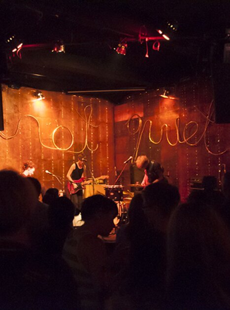 Musicians performing in a dimly lit club with ambient lighting. | © Sarah Andree