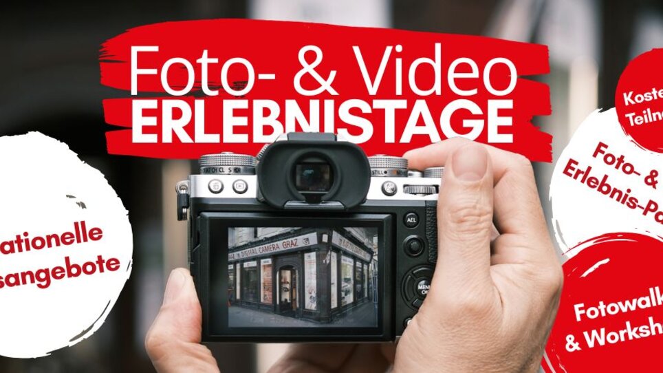 Ein Teilnehmer mit Kamera auf Foto- und Videoerlebnistagen in Graz.