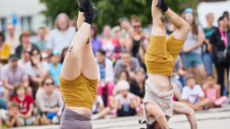 Two dancers perform acrobatic movements in front of an audience | © Petr Šálek - Cirkuff