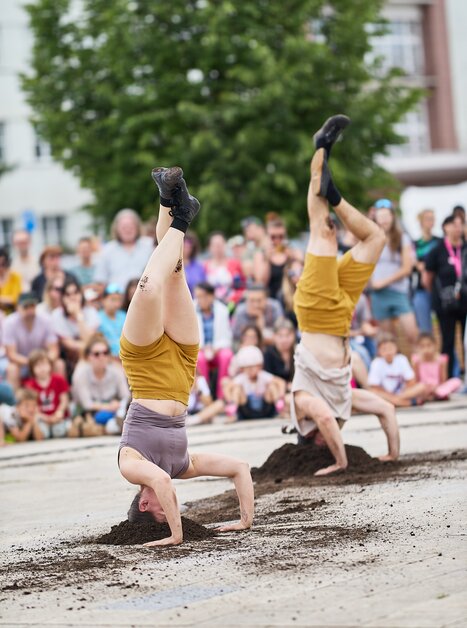 Due ballerini si esibiscono in movimenti acrobatici davanti a un pubblico | © Petr Šálek - Cirkuff