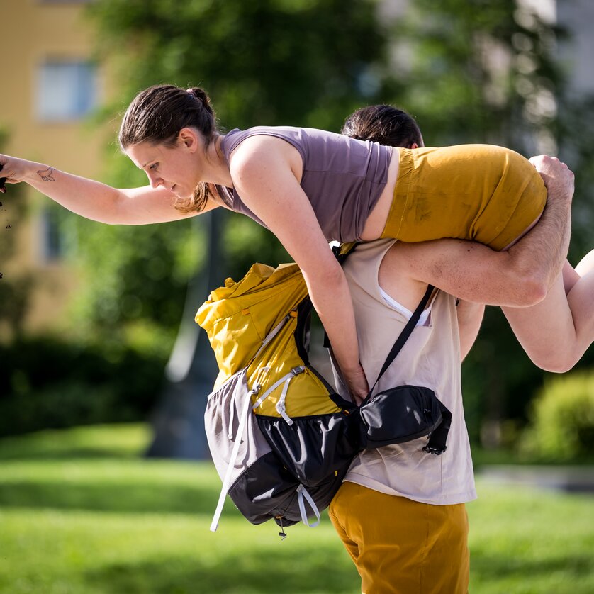 One person carries another during an acrobatic performance. | © Jaroslav Svoboda - Korespon Dance 2026