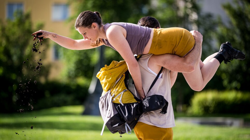 One person carries another during an acrobatic performance. | © Jaroslav Svoboda - Korespon Dance 2026
