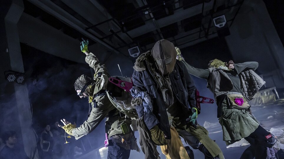 Schauspieler:inenn im Kostüm bei einer Bühnenaufführung.