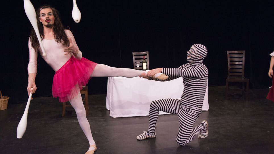An actor juggles during a theater performance. | © Christina Berzaczy