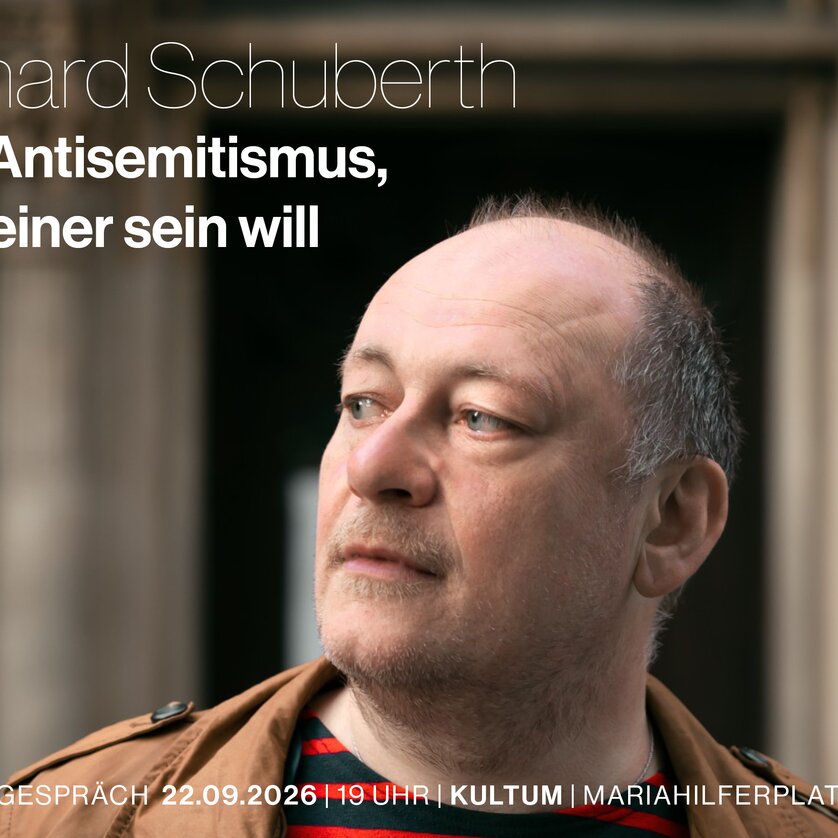 Ein Mann mit kurzen Haaren steht vor einem Backstein-Gebäude. Es wird die Lesung von Richard Schuberth über Antisemitismus angekündigt. | © Jana Madzigon