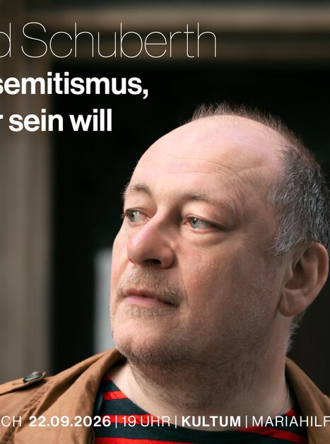 Ein Mann mit kurzen Haaren steht vor einem Backstein-Gebäude. Es wird die Lesung von Richard Schuberth über Antisemitismus angekündigt. | © Jana Madzigon