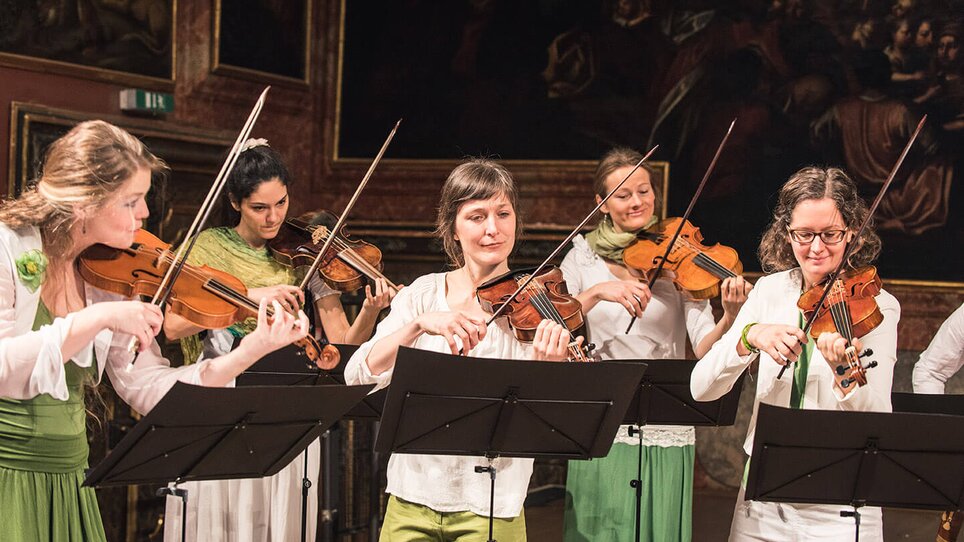 Sechs Musikerinnen mit Violinen in eleganter Kleidung. | © Mathias-Schalk