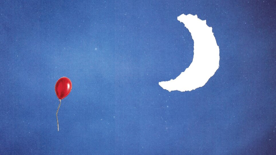 Ein roter Luftballon schwebt vor einem Mond auf einem blauen Hintergrund.