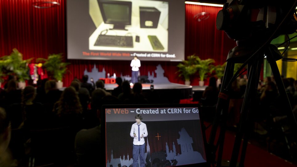 Ein Sprecher auf einer Bühne bei einem Talk der TEDxMedUniGraz. | © TEDxMedUniGraz