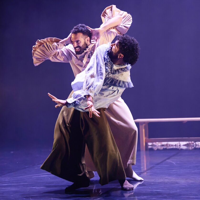 Two dancers in a dramatic pose on stage. | © Int. Bühnenwerkstatt