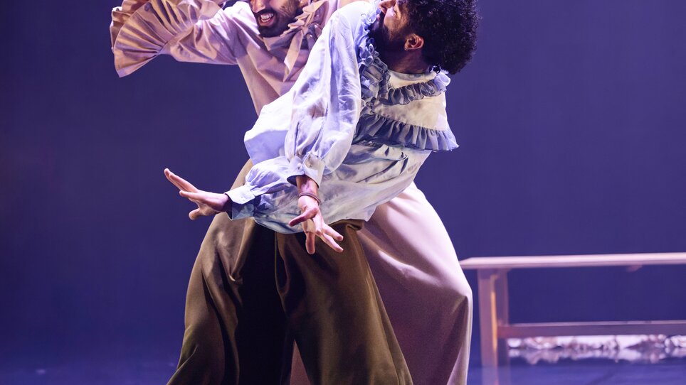 Two dancers in a dramatic pose on stage. | © Int. Bühnenwerkstatt