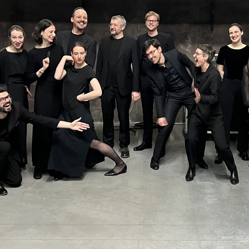 Verschiedene Personen in schwarzer Kleidung, die fröhlich posieren. | © Cantando Admont