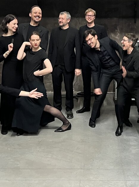 Verschiedene Personen in schwarzer Kleidung, die fröhlich posieren. | © Cantando Admont