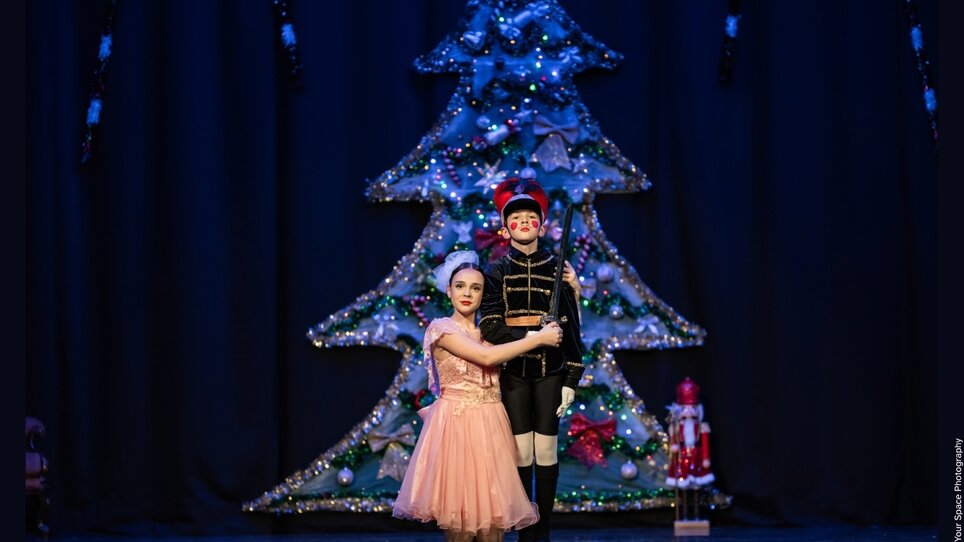 Dancer and toy soldier on stage with Christmas tree. | © Austrian Youth Ballet