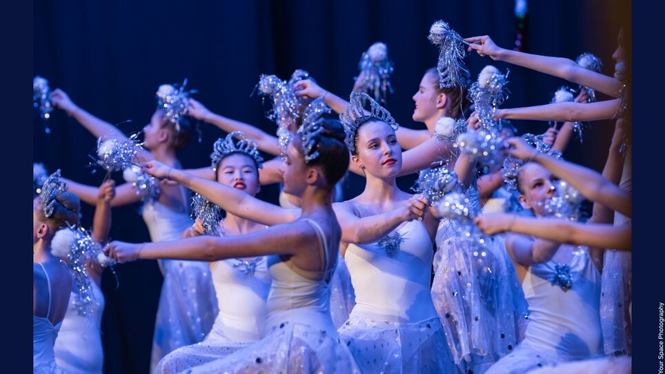 Dancers performing a synchronized choreography. | © Austrian Youth Ballet