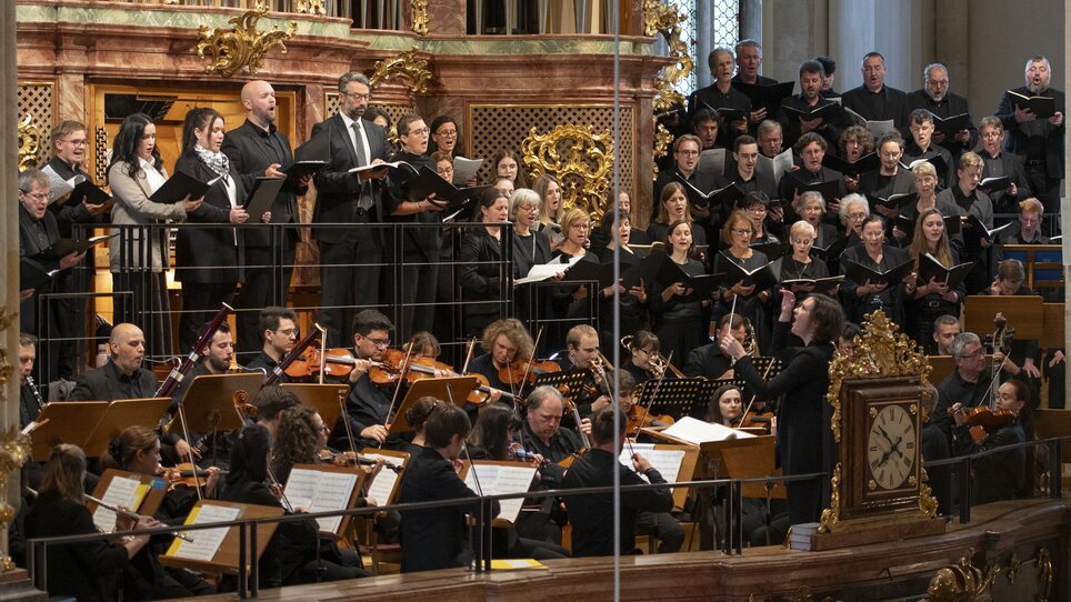 A choir and orchestra performing in a liturgical space. | © Christian Brunnthaler